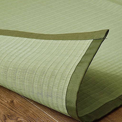 裏貼りなしで両面使用可。場所を選ばずどこにでも敷けます。薄手なのでお掃除ロボットもスムーズ。