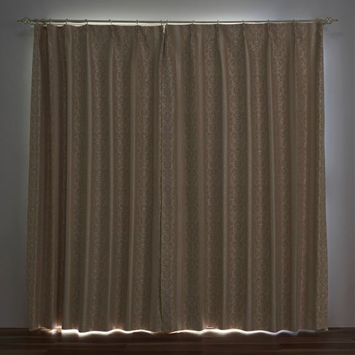 遮光率100%で眩しい朝日や西日も徹底カット。