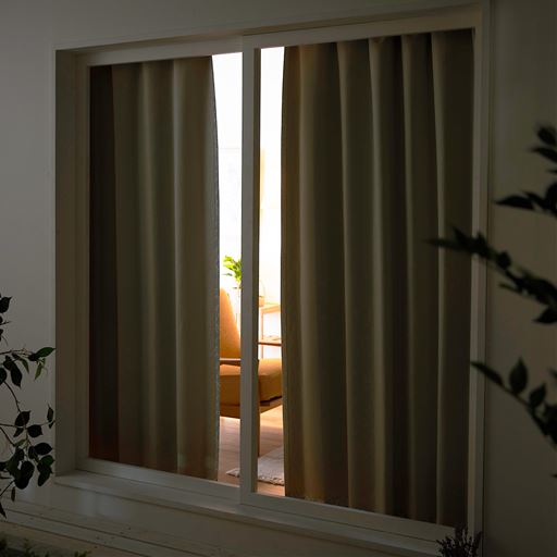 夜もお部屋の明かりが外に漏れにくく、プライバシーを守ります。