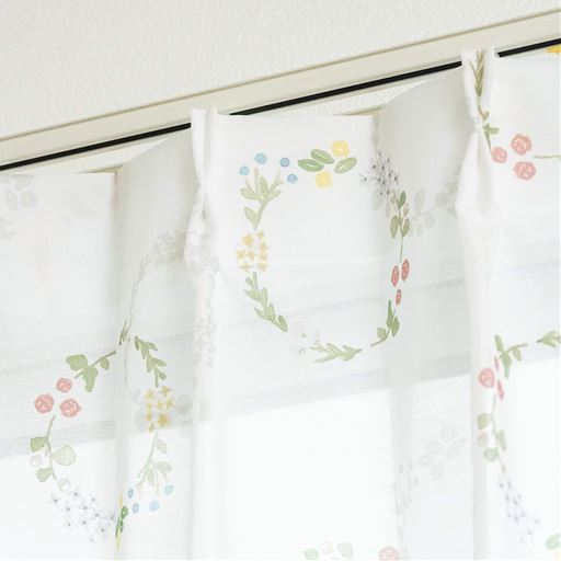 C (花束)<br>目隠し効果で昼間の気になる外からの視線をほどよくカット。