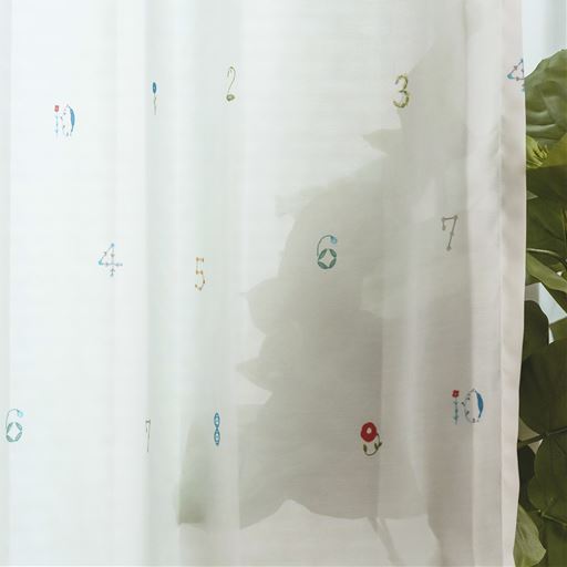 A (花数字)<br>やや透け感のある生地で、優しく光を取り込みます。