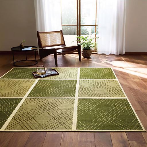 グリーン(チェック) 横180×縦180cm <br>さらりとした肌ざわりで汗ばむ季節にぴったりのい草ラグです。