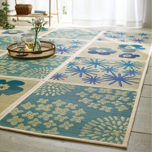 ブルー系(フラワー) 横240×縦180cm <br>い草ならではの調湿効果と、リラックスできる清々しい香りで快適に過ごせます。