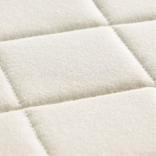 生地拡大(グレー)<br>吸湿性にすぐれた、綿100%の肌にやさしい平織り綿キルト。