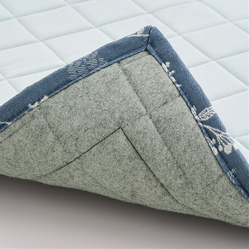 裏面は床を傷つけにくい不織布貼り。