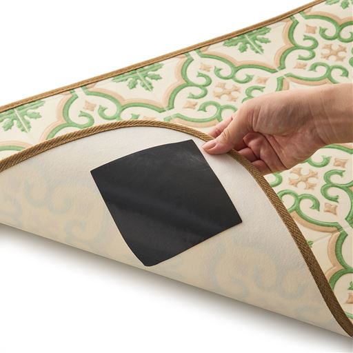 すべり止めシート付きでズレにくい。