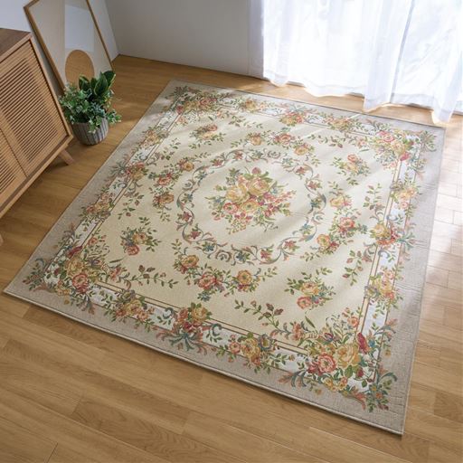 ベージュ(横185×縦185cm) <br>重厚感のあるゴブラン織りでエレガントな花束を表現。