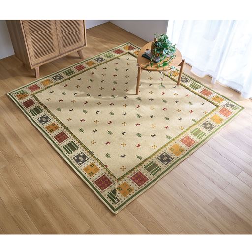 ベージュ(横185×縦185cm)<br>明るく楽しいギャッベ柄で暖かみのある空間に。