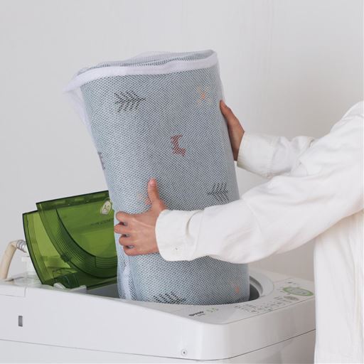 ラグを入れて丸洗いできる洗濯ネット(3畳用)付き。