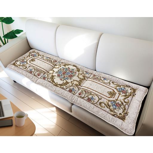 ベージュ<br>クラシカルな柄のイタリア製シートクッションです。