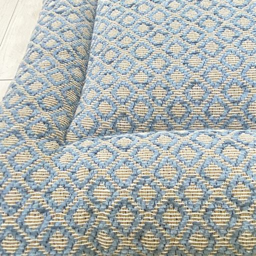 ブルー<br>裏面は無地調の生地。