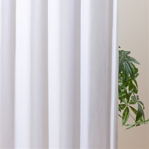 しっかり密度のあるレース生地で、お部屋を明るい印象に。