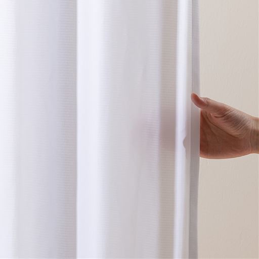 【透け感の目安:やや透けにくい】<br>生地の密度が高いため、通常のレースより透けにくくなっています。