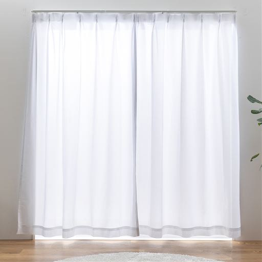 レースカーテンは、裏面のミラー効果で日中しっかり目隠し効果を発揮。