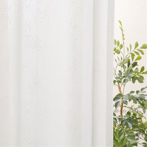 しっかり密度のレース生地で遮熱保温効果を発揮し、夏は涼しく、冬はあたたかく。