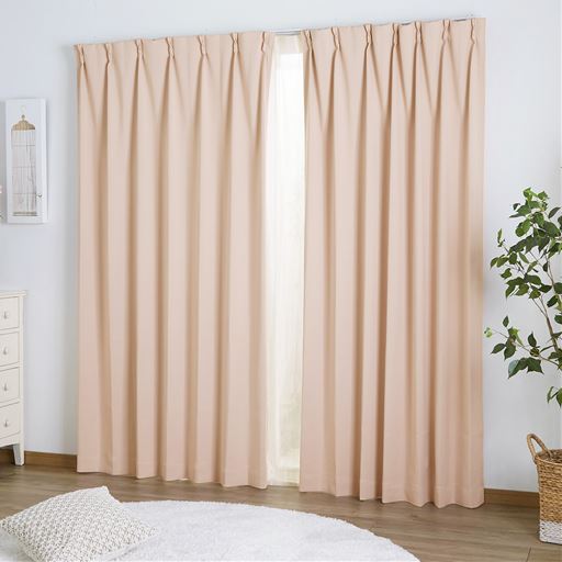 ペールピンク<br>柔らかくなめらかな肌ざわりのサテン生地の無地。