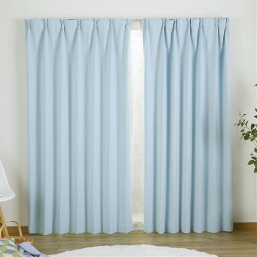 ソフトブルー<br>柔らかくなめらかな肌ざわりのサテン生地の無地。