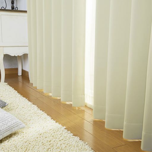 ホワイト<br>表地と裏地の間に黒糸を織り込むことで高い遮光性を発揮。