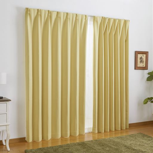 クリームイエロー<br>表地と裏地の間に黒糸を織り込むことで高い遮光性を発揮。