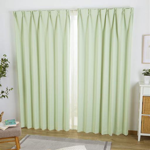 ペールグリーン<br>柔らかくなめらかな肌ざわりのサテン生地の無地。