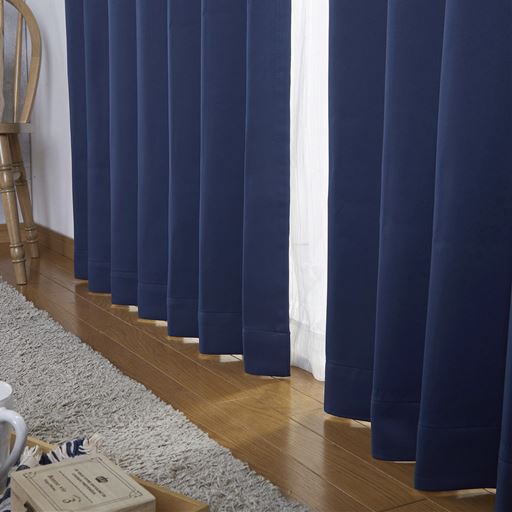 ダークネイビー<br>表地と裏地の間に黒糸を織り込むことで高い遮光性を発揮。