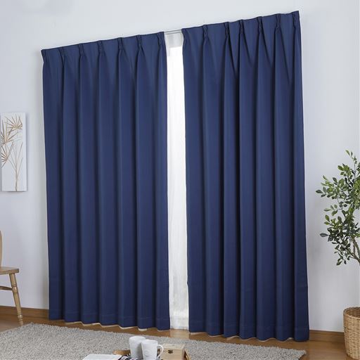 ダークネイビー<br>しっかり光をカットし、防炎機能も。