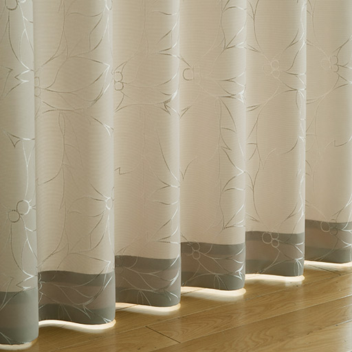 アイボリー<br>※裾の縫い代部分は、写真のように外から光に当たると若干暗く見えます。