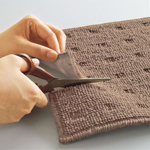 カーペットはスペースにあわせて、はさみでカットできます。カットした断面に木工用ボンドを塗っていただくとほつれを防げます。