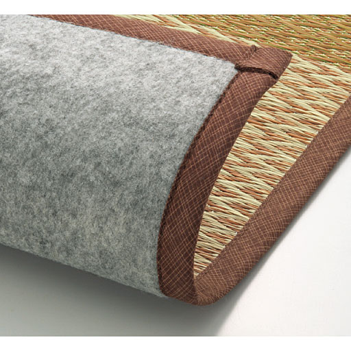 裏面は床や畳を傷めにくく、踏み心地をソフトにする不織布貼りです。