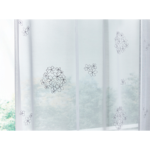 シルバー<br>キラリと光る上品なシルバーの糸がアクセント。