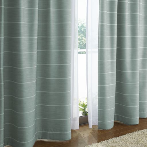 ライトブルー<br>デニム地のような杢感のある、無地調の遮光カーテンです。