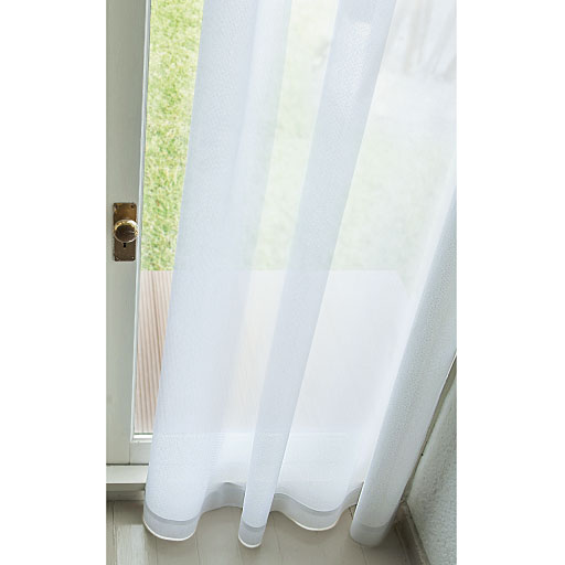 A (格子柄)<br>目隠し効果も維持しつつ外の景色が見えるので、圧迫感も軽減。