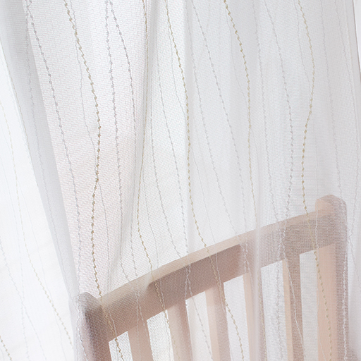 ソフトベージュ<br>波打つ曲線がシャープになりすぎず優しい印象に。