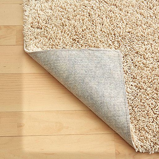 今までのレースカーテンだと、フローリングも日焼けしちゃう…。