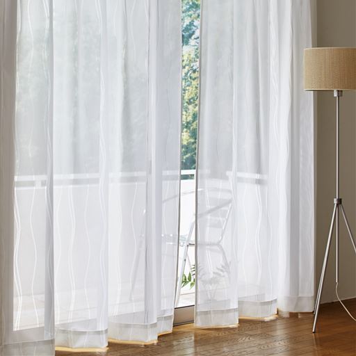 オフホワイト<br>心地よい透け感で、お部屋を暗くしたくないという方にもおすすめ。