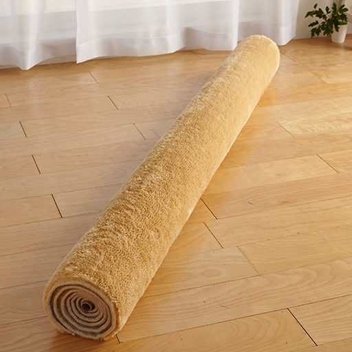 折りじわがでないよう巻いた状態でお届け。