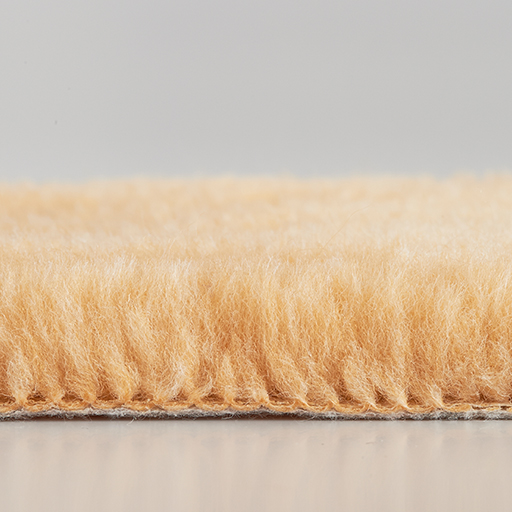 約21mmの長毛カットパイルを高密度でタフトすることで、毛足が寝にくいのが特長。