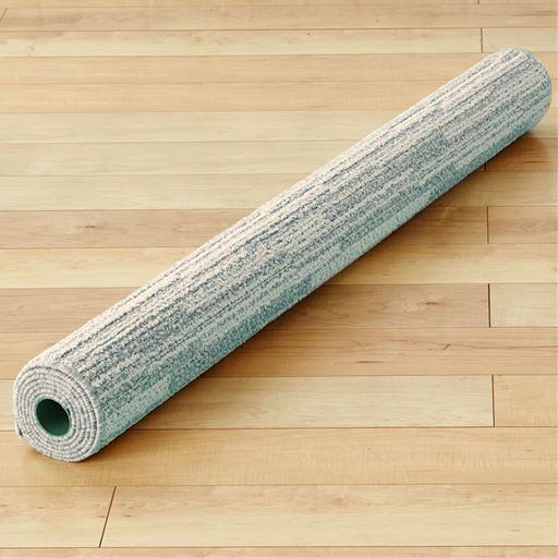 商品は巻いた状態でお届け致します。商品搬送時の折れ防止に中芯が入っています。