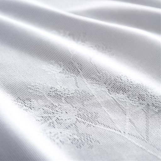 生地拡大(オフホワイト)<br>陰影で立体的に表現したリーフ柄が上品な印象に。