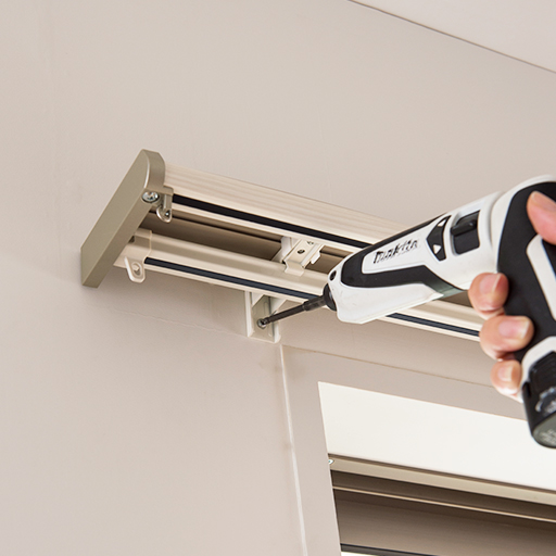 プラスドライバー1本で取付けできます。 ※取付ネジは木部用です。木部以外には使用しないでください。木部は15mm以上の厚みが必要です。