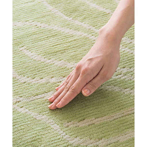 約8mmのカットパイルと約3mmのループパイルでふっくらとした踏み心地。肌ざわりもなめらかです。