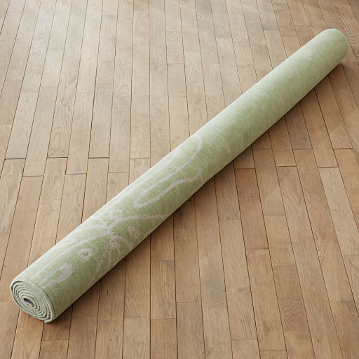 折りじわのできない丸巻きでお届け。転がして簡単に敷けます。