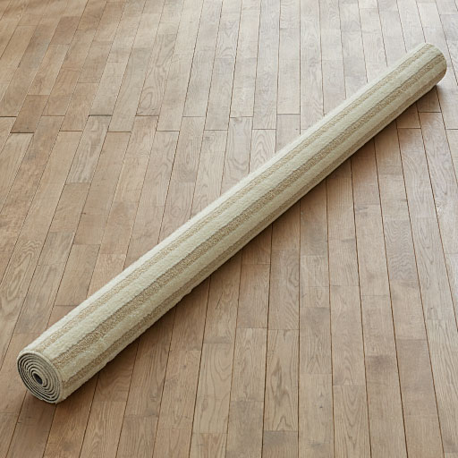 折りじわのできない丸巻きでお届け。転がして簡単に敷けます。