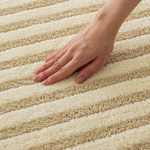 ふんわりやわらかな手ざわり。毛足最長約10mmのカットパイル部分は、やさしく肌になじむソフトな感触です。