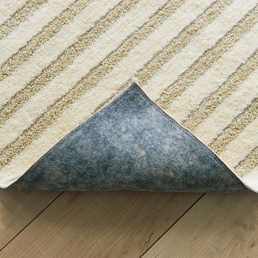 裏面は床を傷めないフェルト貼り(不織布)。