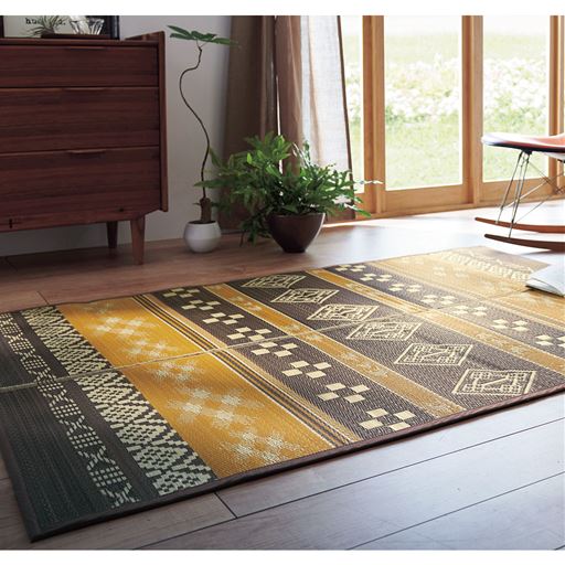 ブラウン<br>フローリングにもなじむ、北欧幾何柄のい草ラグです。