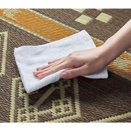 ブラウン<br>汚れたら拭き取るだけでお手入れ簡単です。