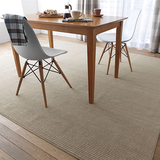 ブラウン(260×230cm)<br>清潔な食卓を足元からサポート。