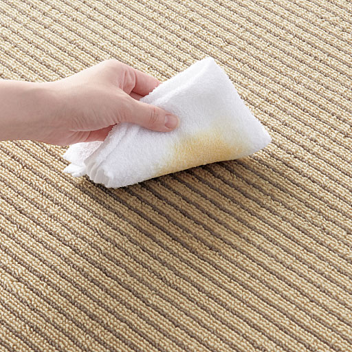 汚れが付きにくい特殊ポリエステル「PTT繊維」を使用。