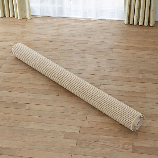 折りじわのできにくい丸巻きでお届け。